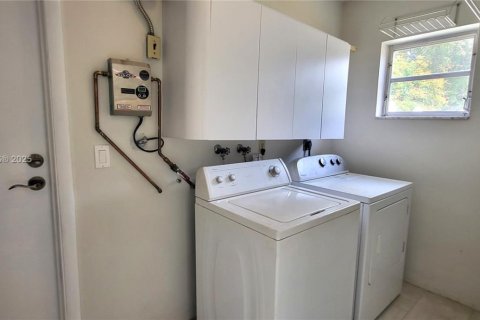 Снять в аренду виллу или дом в Форт-Лодердейл, Флорида 3 спальни, 129.32м2, № 1898351 - фото 12