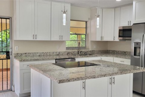 Снять в аренду виллу или дом в Форт-Лодердейл, Флорида 3 спальни, 129.32м2, № 1898351 - фото 6