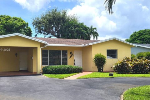 Снять в аренду виллу или дом в Форт-Лодердейл, Флорида 3 спальни, 129.32м2, № 1898351 - фото 1