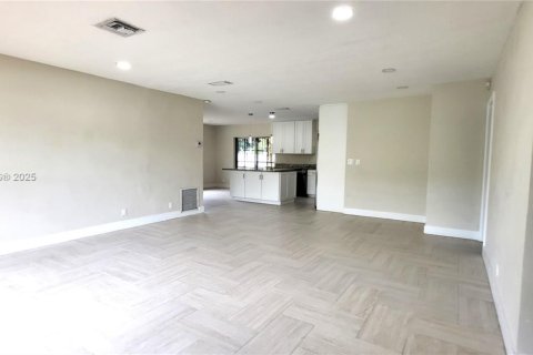 Снять в аренду виллу или дом в Форт-Лодердейл, Флорида 3 спальни, 129.32м2, № 1898351 - фото 2