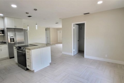 Снять в аренду виллу или дом в Форт-Лодердейл, Флорида 3 спальни, 129.32м2, № 1898351 - фото 5