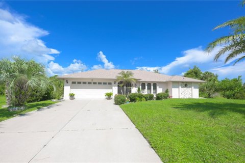 House in North Port, Florida 3 bedrooms, 197.97 sq.m. № 1869753 - photo 1