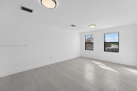 Propiedad comercial en venta en Miami, Florida, 110 m2 № 2030932 - foto 6