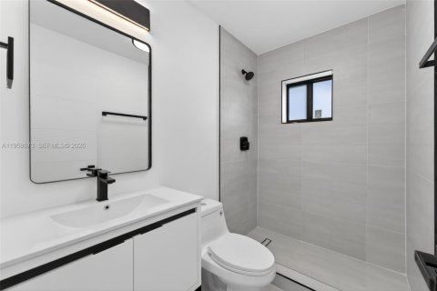 Propiedad comercial en venta en Miami, Florida, 110 m2 № 2030932 - foto 13