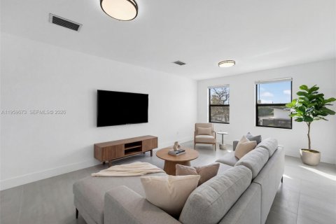 Propiedad comercial en venta en Miami, Florida, 110 m2 № 2030932 - foto 5