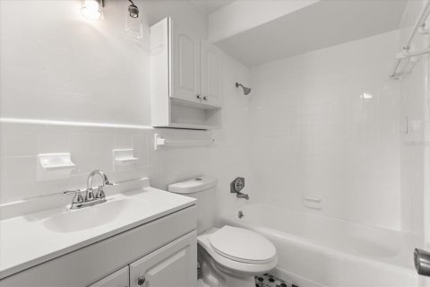 House in Winter Park, Florida 5 bedrooms, 180.69 sq.m. № 1912889 - photo 13