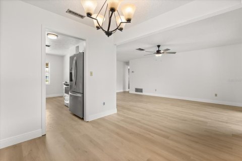 House in Winter Park, Florida 5 bedrooms, 180.69 sq.m. № 1912889 - photo 5