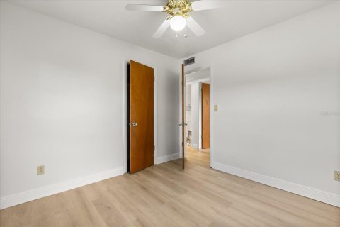 House in Winter Park, Florida 5 bedrooms, 180.69 sq.m. № 1912889 - photo 17