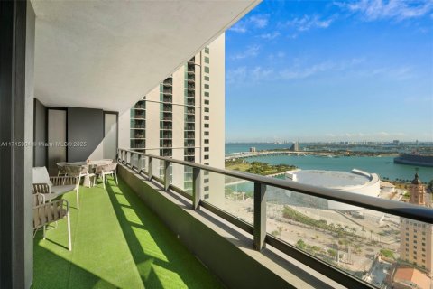 Condo in Miami, Florida, 3 bedrooms  № 1735652 - photo 2