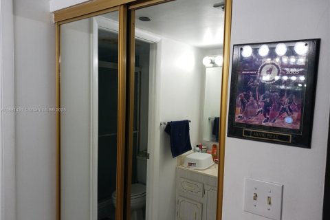 Condominio en venta en Pembroke Pines, Florida, 2 dormitorios № 2034718 - foto 21