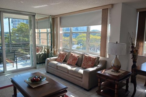 Condominio en venta en Pembroke Pines, Florida, 2 dormitorios № 2034718 - foto 11