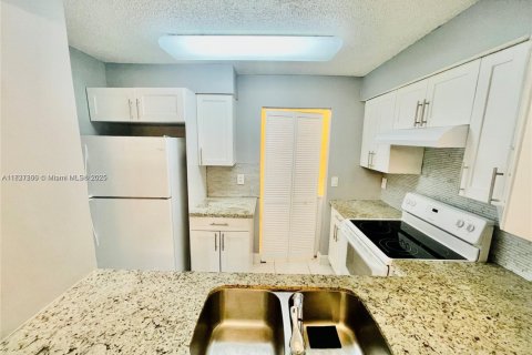 Condo in Pompano Beach, Florida, 1 bedroom  № 1825947 - photo 3