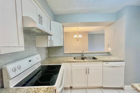 Condo in Pompano Beach, Florida, 1 bedroom  № 1825947 - photo 2