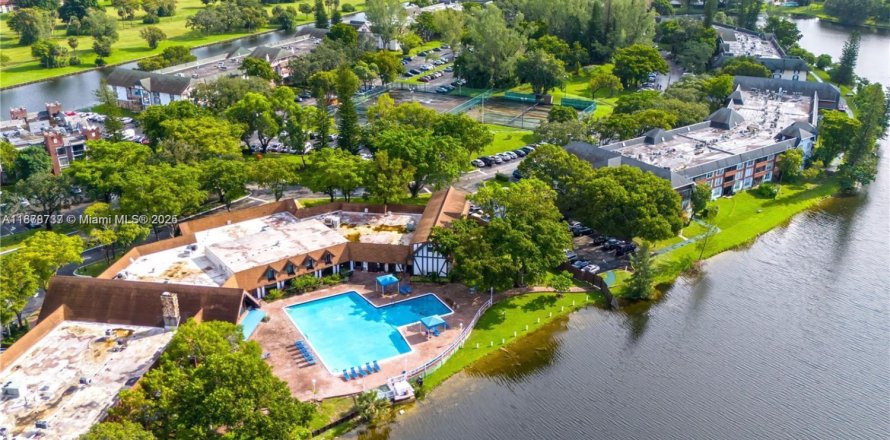 Condo in Lauderhill, Florida, 2 bedrooms  № 1981101