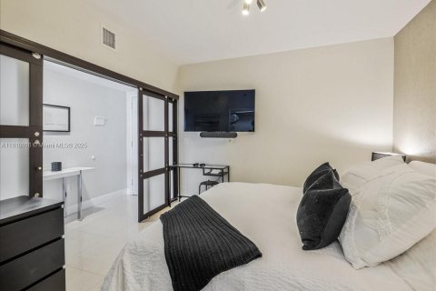 Condominio en venta en Hallandale Beach, Florida, 1 dormitorio, 78.41 m2 № 1752920 - foto 22