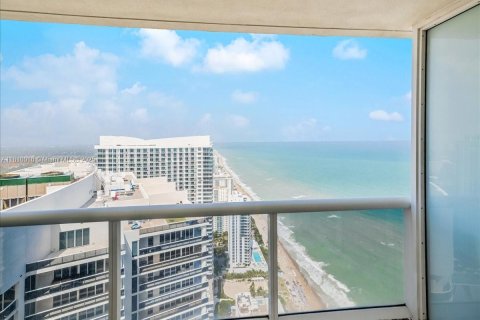 Condominio en venta en Hallandale Beach, Florida, 1 dormitorio, 78.41 m2 № 1752920 - foto 1