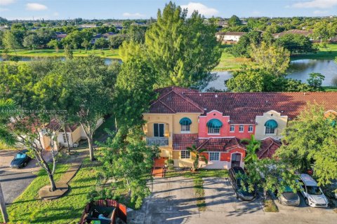 Copropriété à vendre à Hialeah, Floride: 4 chambres, 148.46 m2 № 1946577 - photo 1