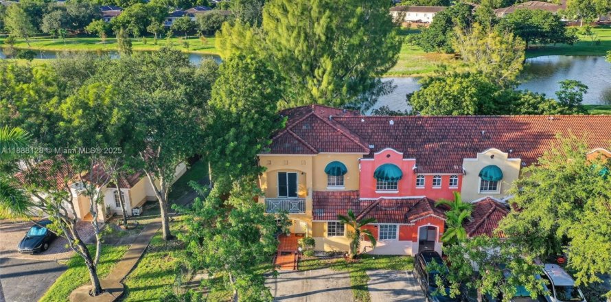 Condo à Hialeah, Floride, 4 chambres  № 1946577