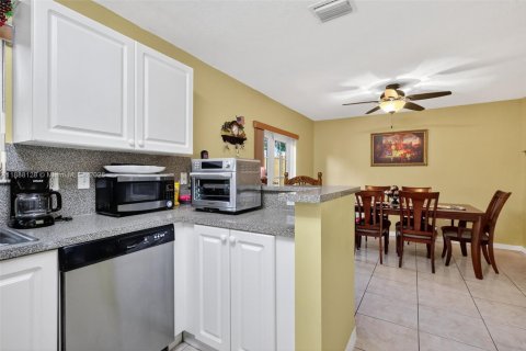 Copropriété à vendre à Hialeah, Floride: 4 chambres, 148.46 m2 № 1946577 - photo 13