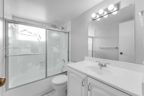 Condo in Miami, Florida, 2 bedrooms  № 2035548 - photo 12