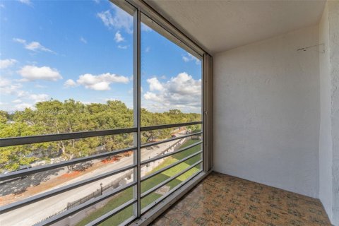 Condo in Miami, Florida, 2 bedrooms  № 2035548 - photo 22