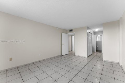 Condo in Miami, Florida, 2 bedrooms  № 2035548 - photo 18