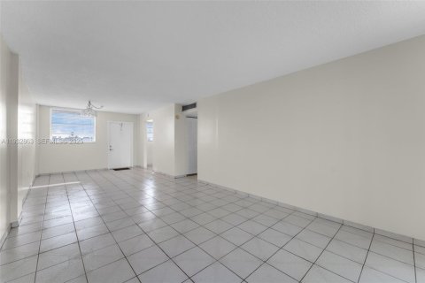 Condo in Miami, Florida, 2 bedrooms  № 2035548 - photo 7