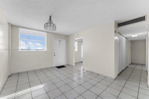 Condo in Miami, Florida, 2 bedrooms  № 2035548 - photo 6