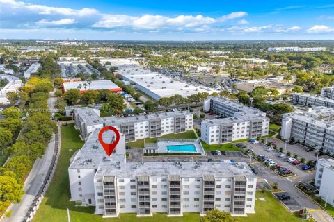 Condo in Miami, Florida, 2 bedrooms  № 2035548 - photo 25