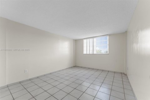 Condo in Miami, Florida, 2 bedrooms  № 2035548 - photo 16