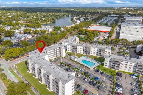 Condo in Miami, Florida, 2 bedrooms  № 2035548 - photo 30