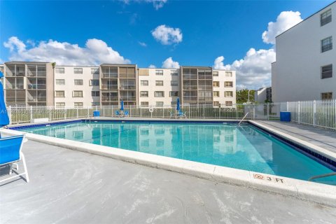 Condo in Miami, Florida, 2 bedrooms  № 2035548 - photo 24