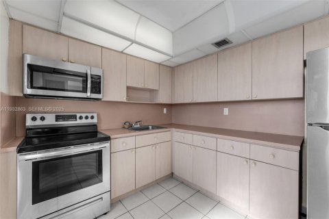 Condo in Miami, Florida, 2 bedrooms  № 2035548 - photo 10