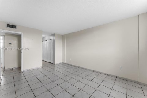 Condo in Miami, Florida, 2 bedrooms  № 2035548 - photo 17