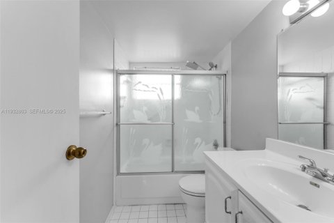 Condo in Miami, Florida, 2 bedrooms  № 2035548 - photo 15