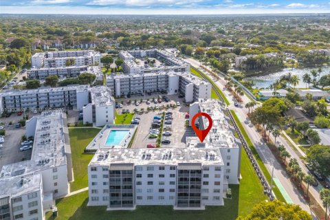 Condo in Miami, Florida, 2 bedrooms  № 2035548 - photo 27