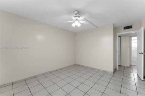Condo in Miami, Florida, 2 bedrooms  № 2035548 - photo 14