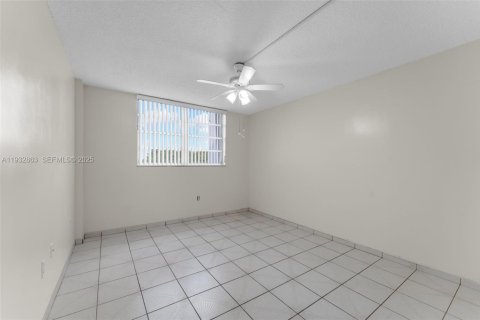 Condo in Miami, Florida, 2 bedrooms  № 2035548 - photo 13