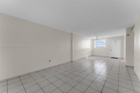 Condo in Miami, Florida, 2 bedrooms  № 2035548 - photo 8