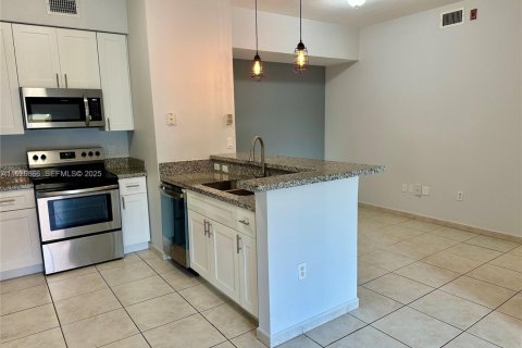 Condo in Doral, Florida, 2 bedrooms  № 1985793 - photo 4