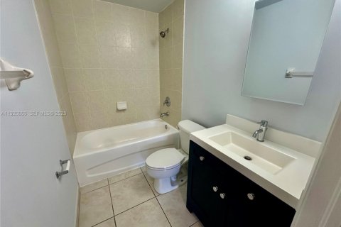 Condo in Doral, Florida, 2 bedrooms  № 1985793 - photo 11
