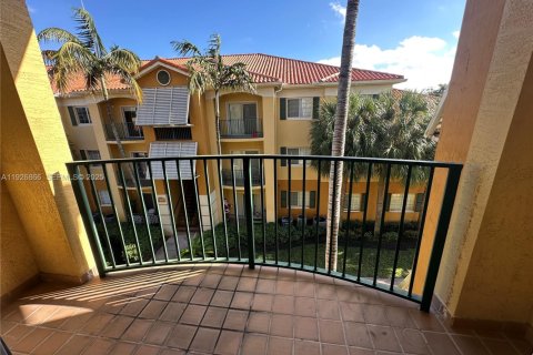 Condo in Doral, Florida, 2 bedrooms  № 1985793 - photo 12