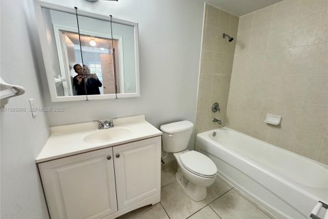 Condo in Doral, Florida, 2 bedrooms  № 1985793 - photo 8