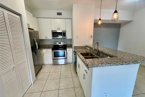 Condo in Doral, Florida, 2 bedrooms  № 1985793 - photo 2