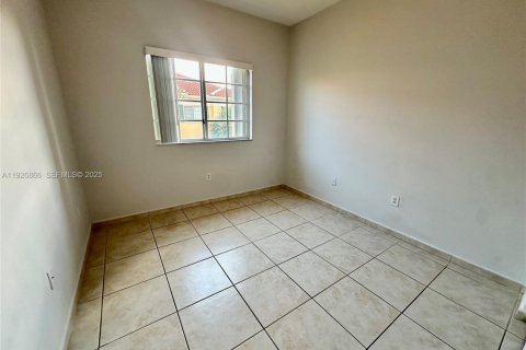 Condo in Doral, Florida, 2 bedrooms  № 1985793 - photo 10