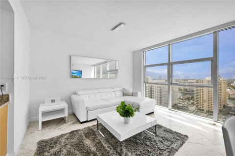 Condo in Hallandale Beach, Florida, 1 bedroom  № 2053057 - photo 4