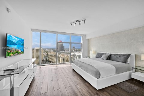 Condo in Hallandale Beach, Florida, 1 bedroom  № 2053057 - photo 9