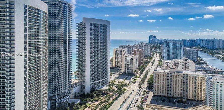 Condo in Hallandale Beach, Florida, 1 bedroom  № 2053057