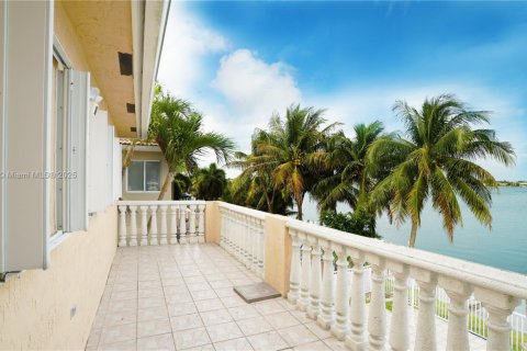 Снять в аренду виллу или дом в Майами, Флорида 5 спален, 263.56м2, № 1973591 - фото 2