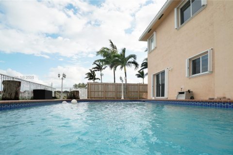 Снять в аренду виллу или дом в Майами, Флорида 5 спален, 263.56м2, № 1973591 - фото 17